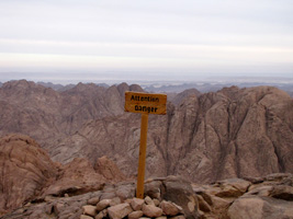 Ein Schild warnt vor Absturzgefahr (Foto: Eichner-Ramm)