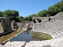 Theater aus dem 3. Jahrhundert v. Chr., das später zum Römischen Stil mit Bühnenhaus umgebaut wurde (Foto: Eichner-Ramm)