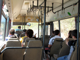 Preisgünstig mit dem klapprigen, alten Linienbus unterwegs (Foto: Eichner-Ramm)