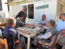 Dominospieler vor einem Barbier in Saranda (Foto: Eichner-Ramm)