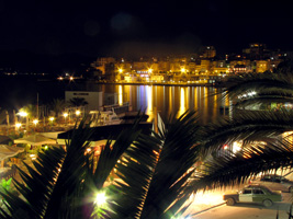 Saranda bei Nacht (Foto: Eichner-Ramm)