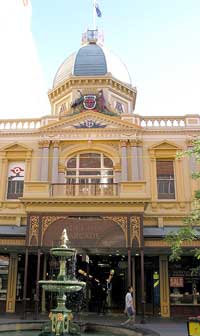 Sehenswert: Adelaide Arcade mit Wappen über dem Eingang