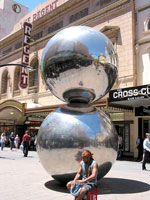 Treffpunkt in der Fußgängerzone Adelaides: »Malls Balls«