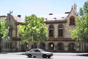 Kulturelles Zentrum Adelaides ist die North Terrace mit vielen alten Gebäuden