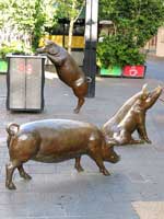 »Schweinische Kunst« in der Mall: Bronce-Pigs