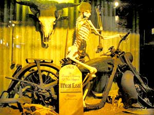 Ungewöhnliche Dekoration: Meat Loaf-Skelett und Würgeschlange im Bojangles