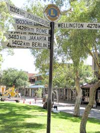 Berlin - 14.102 Kilometer: Schild in der Fußgängerzone von Alice Springs