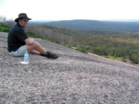 Weit ins bewaldete Umland schweift der Blick vom Gipfel des Bald Rock