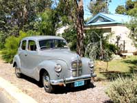 Oldtimer im Vorgarten einer Villa in Dunsborough