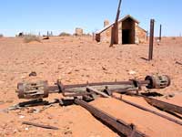 Überbleibsel in Farina: Achse eines Wagens. Im Hintergrund die einstige Backstube