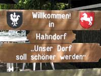 »Unser Dorf soll schöner werden«: Schild nicht im gleichnamigen Ortsteil von Goslar im Harz sondern in Südaustralien