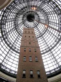 Historischer Shot-Tower in modernem Einkaufszentrum