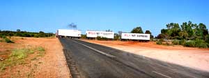 Roadtrain an der Einfahrt zum Curtin Springs Roadhouse am Lasseter Highway