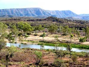 Grünes Rotes Zentrum: Blick auf einen Zufluss des Finke River vom Lookout am Namatjiara Drive