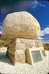 Letzte Ruhestätte von John Flynn: Flynn Memorial westlich von Alice Springs (Foto: NTTC/Berry Skipsey)