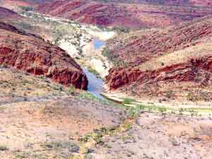 Das Bachbett des Finke River an der Glen Helen Gorge