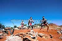 Red Centre Dreaming: Tanz- und Musikvorführung von Aboriginal-People für Touristen (Foto: NTTC/John Henshall)