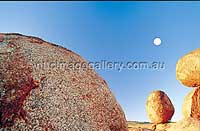 Vollmond über dem Devils Marbles Conservation Reserve (Foto: NTTC / Barry Skipsey)