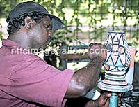 Aboriginal-Künstler von den Tiwi Islands (Foto: NTTC/David Silva)