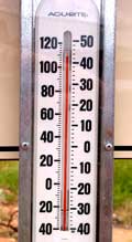Das von einem »Hut« beschattete Thermometer am Carpark des Kings Canyon zeigt 42 Grad