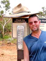 Das von einem »Hut« beschattete Thermometer am Carpark des Kings Canyon zeigt 42 Grad