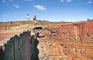 Auf dem Kings Canyon Track am Rand der Schlucht bieten sich tolle Ausblicke (Foto: NTTC / Bernard Rosa)