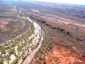 Blick aus dem Hubschrauber auf den Finke River und die Höhenzüge der West MacDonnell Ranges