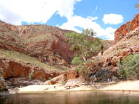 Attraktive Schlucht mit Naturpool: Ormiston Gorge