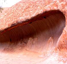 Überhang: Am Uluru gibt es viele spirituelle Plätze