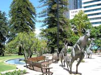 Bronce-Kängurus am Rande der Stirling Gardens an der St. Georges Terrace