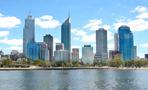 Blick vom Swan River nahe des Barrack  Square Jetty auf die Skyline von Perths Geschäftsviertel 