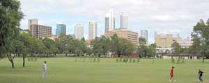 Blick vom Wellington Square auf die Skyline von Perths Geschäftsviertel 
