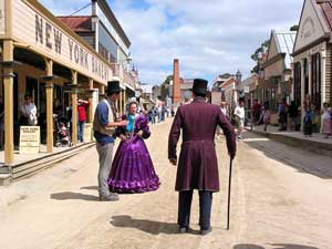 In historischen Kostümen bringen Statisten den Besuchern von Soverign Hill das Leben zu Zeiten des Goldrausches näher