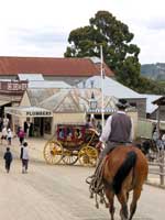 Reiter sind auf der Main Street in Soverign Hill unterwegs