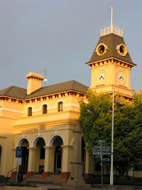 Postgebäude von Tenterfield im Abendlicht