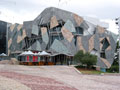 Gewagte Architektur der Nationalen Kunstgalerie am Federation Square in Melbourne