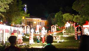 Weihnachtsbeleuchtung und -dekoration am Boulevard in Melbournes Vorort Ivanhoe (Foto: PeJ)