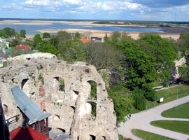 Blick von der Weißen Dame, dem einzig erhaltenen Wachturm der Burg von Haapsalu (Foto: Eichner-Ramm)