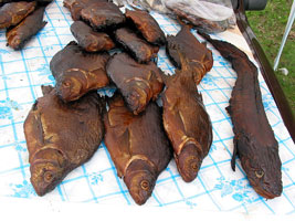 Verkauf von Räucherfisch auf der Autohaube (Foto: Eichner-Ramm)