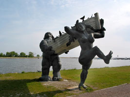 Denkmal des Bildhauers Tauno Kangro für den mythologischen Riesen Suur Tll und seine Frau Piret, die einen guten Fang hatten (Foto: Eichner-Ramm)