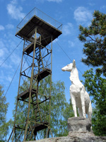 Ausguck und Hundefigur bei Käsmu im Lahemaa-Nationalpark (Foto: Eichner-Ramm)