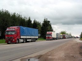 Kilometerlanger Lkw-Parkplatz an der E 20 vor der estnisch-russischen Grenze bei Narva (Foto: Eichner-Ramm)