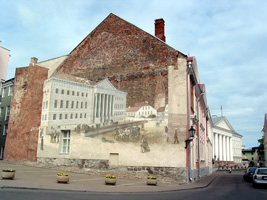 Uni-Gebäude auf der Wand und echt (Foto: Eichner-Ramm)