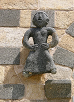 Skulptur aus dem 12. Jahrhundert an der Kirche von Aregno (Foto: Eichner-Ramm)