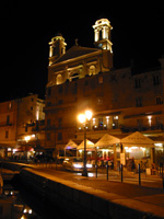 Jean-Baptiste-Kirche bei Nacht (Foto: Eichner-Ramm)