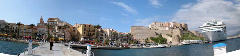 Hafenpanorama von Calvi mit Kreuzfahrtschiff und Kastell (Foto: Eichner-Ramm)