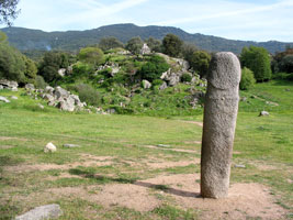 Auf dem weitläufigen Areal finden sich Gegenstände aus allen Epochen der Megalith-Kultur (Foto: Eichner-Ramm)