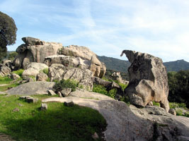 Mächtige Granitfelsen bilden fotogene Formationen (Foto: Eichner-Ramm)