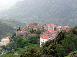 Auf einer Bergnase liegt der Ort Sainte-Lucie-de-Tallano (Foto: Eichner-Ramm)