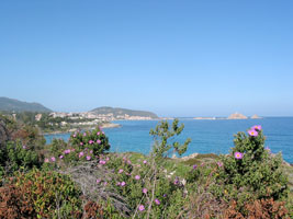 Küste bei L’Ile Rousse (Foto: Eichner-Ramm)